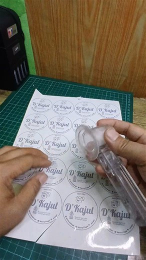 How to cut round stickers properly and correctly, and get neat results🥰 #diy #tips #trick | Jujun Juniawan