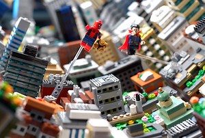 Watch this amazing LEGO 'Into The Mirror Dimension' Spider-Man scene come together! by lego_nuts https://bit.ly/2MtZ2yv | Beyond the Brick