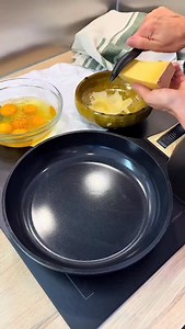507K views · 587 reactions | Quand même c’est la meilleure des astuces pour faire la meilleure des omelettes ! Ça méritait bien que je refasse une voix off dessus  #recettefacile | Monelle Godaert | Facebook