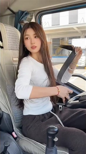 Beautiful female truck driver - Nữ tài xế China xinh đẹp #truckdriver #female #trucker #automobile