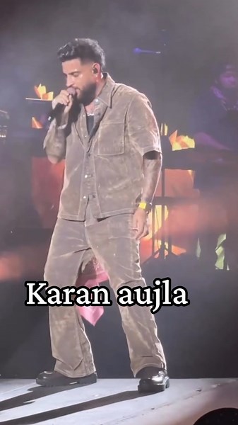 Karan Aujla Live Performance | For A Reason (Mainu Tere Naal Pyaar Jatta Taan) ❤️‍🩹 #punjabistatus