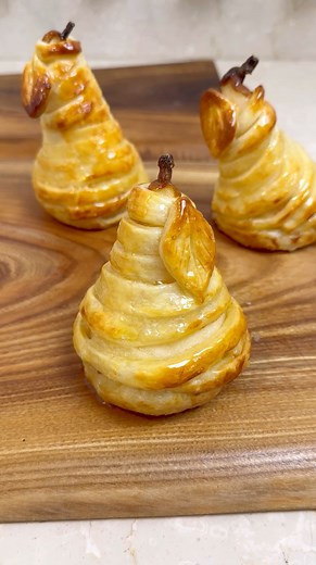 Sweet meets savory in these golden-baked pears wrapped in puff pastry and filled with melty Brie! 🍐🧀✨ A stunning appetizer or elegant dessert — ready in 15 minutes! Cooking with Bello Ingredients (serves 4): 4 pears 3.5 oz Brie or Camembert (100g) 2 sheets puff pastry 1 egg, beaten (for egg wash) Instructions: Prepare the pears: Peel the pears and carefully remove the cores. Fill the hollow centers with Brie or Camembert (3.5 oz / 100g), dividing the cheese evenly among the pears. Wrap with pa