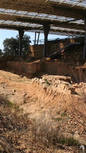 Cancho Roano no fue un poblado 🏺 Fue rito, poder y símbolo 🔥 Un lugar pensado para ceremonias, para representar algo más grande que lo cotidiano ✨ Y cuando llegó su final… no se abandonó: se cerró conscientemente, se incendió y se selló 🌑 Nada quedó al azar. Todo tenía sentido. Cancho Roano no se visita. Se interpreta. #CanchoRoano #ZalameaDeLaSerena #Arqueología #MundoTartésico #HistoriaAntigua #EspacioSagrado #Extremadura #AntesDeRoma | Rutas por Extremadura
