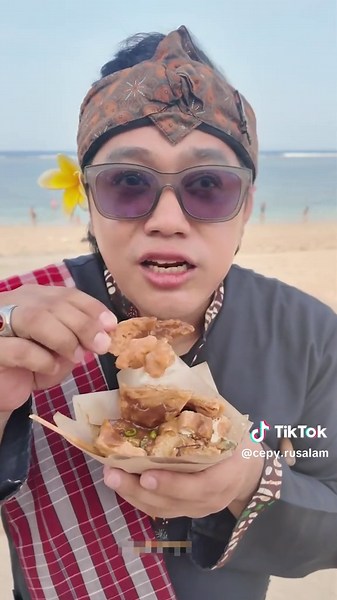 Salah satu rekomendasi kuliner Bali dari warlok, As a content creator food, tujuan ke bali selain mau healing mau ngonten makanan khas Bali tapi yang halal, jadi biasanya kita lempar ke publik dengan pertanyaan yang hampir mirip misal : guys besok mau ke Bali rekomendasi makanan khas bali halal apa saja ya? Jangan lantas emosi ( sensitif ), ada yg bilang paling hanya cari engagment, sebenernya kita mau bantu up kuliner bali selain buat engagment kita sendiri juga untuk engagement bali sendiri, b