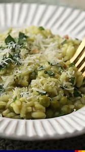 😛 FER OBROKI – ZELENI RIZI BIZI 😛 Ta zeleni »Risi e Bisi« je tradicionalna italijanska jed iz Benetk. 🇮🇹 Ime v dobesednem prevodu pomeni »riž in grah«, v bistvu pa gre za kremasto rižoto, pripravljeno z nežnim arborio ali carnaroli rižem in svežim grahom. 😀 »Risi e Bisi« se tradicionalno uživa spomladi, ko je grah sezonska zelenjava, vendar ga lahko preprosto nadomestimo tudi z zamrznjenim mladim grahom, če svežega ni na voljo. 😍 ✨ RECEPT 🛒 Sestavine: – 350 g riža za rižoto (arborio, carn