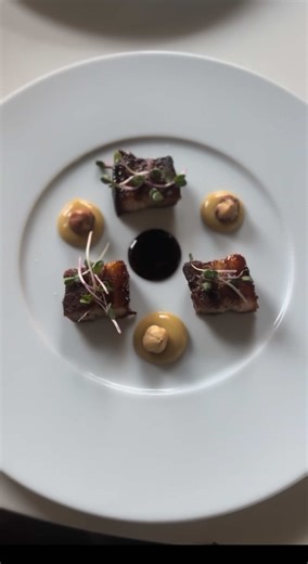 SCOPRI LA MIA PANCIA DI MAIALE MARINATA!⭐️ Scopri la mia pancia di maiale marinata, un piatto che racchiude tradizione e piacere in ogni morso. 🍖✨ Se ti piace l’idea di stupire i tuoi cari con piatti unici, la tua avventura culinaria inizia qui! 🍽️✨ Prenota ora la tua esperienza esclusiva Scrivimi 📩 o visita il sito chefrusso.it/ al link in bio #privatechefservice #menudegustazione #privatechefmilano #chefatwork