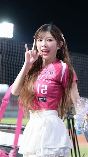 2個一星期上6天班的女孩,穎樂，岱縈 ，終於可以休息一下 #台湾チア #cheerleader #rakutengirls