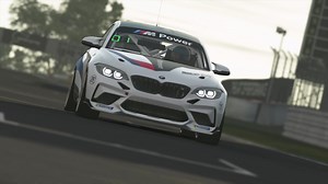 Dueluri captivante, depășiri impresionate, viraje rapide - sună ca o cursă și chiar așa este, doar că în mediul virtual. Tu contra cronometrului. 10-12 septembrie la BMW SIM Racing Tour. Premiul cel mare: două locuri în semifinalele de la Salzburg. Sim raceri, pregătiţi-vă! | BMW România