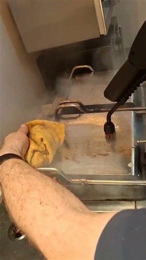Dit is hoe wij een panini toestel reinigen met stoom