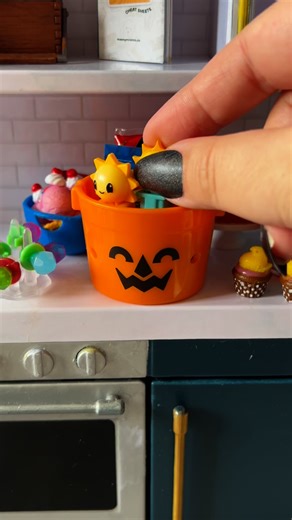 for those asking if the mini pez dispenser actually works, here's the amazing answer #miniverse #miniversetreats #miniversecreator #minifood #makeitmini #asmr | meenyminimo’s miniverse