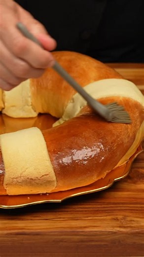 Los de ÑAM! on Instagram: "ROSCA DE REYES MEXICANA 🍞🇲🇽♥️ INGREDIENTES: ▪️1 kg. de harina de trigo ▪️18g. Sal ▪️20g. Levadura en polvo ▪️260g. Leche ▪️350g. Huevos ▪️220g. Azúcar ▪️220g. Mantequilla ▪️30 g. Leche en polvo ▪️Ralladura de 1 naranja ▪️15 ml. de vainilla • PASTA DE AZÚCAR ▪️100g. Azúcar glass ▪️100g. Mantequilla ▪️100g. Huevo ▪️220g. Harina • FRUTA CRISTALIZADA: ▪️ 2 Higos ▪️ATE (bocadillo de guayaba) ▪️Cerezas ▪️Cáscara de naranja confitada ▪️Muñequitos de rosca Preparación: * P