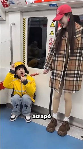 SpiderMan Le Robó El Caramelo A Una Chica Del Tren