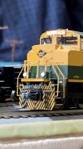 SD70ACe modelo a escala HO luciendo su pintura del Bee Line , con un grado de detalle impresionante, incluidos maquinista y conductor dentro de la cabina | Fxe4005 Train Videos