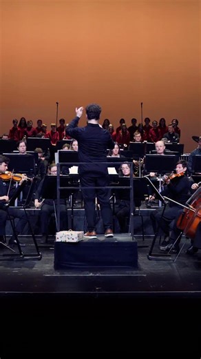 Frohe Weihnachten 🔔🎄✨ Das Landestheater Linz und das Bruckner Orchester Linz wünschen euch ein besinnliches Weihnachtsfest und erholsame Feiertage! 😊 Zu sehen sind der Kinder- und Jugendchor des Landestheater Linz und das Bruckner Orchester Linz bei der Generalprobe zum Weihnachtskonzert mit „Carol of the Bells“ von Mykola Leontovych, dirigiert von Tom Bitterlich. 🎥 Lucie Friederike Müller @luciefriederikemueller​ #landestheaterlinz #brucknerorchesterlinz #linz #kinderchor #carolofthebells #