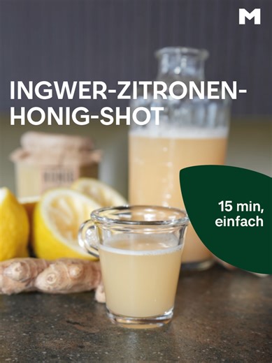 💪 Immunbooster gesucht? Dieser selbstgemachte Ingwer-Zitronen-Shot mit Honig bringt das Immunsystem in Schwung und ist der perfekte Frischekick! 🫚🍋🍯 Anna von @narrischguat zeigt euch wie’s geht! 🤩 Zutaten für 12 Shots: 80 g Ingwer 2 Zitronen 2 EL Honig (alternativ geht auch Agavendicksaft oder Ahornsirup) 250 ml Wasser Zubereitung: 1. Den Ingwer schälen, fein würfeln und in einen Mixbehälter geben. 2. Die Zitronen auspressen und den Saft zum Ingwer hinzufügen. 3. Honig und Wasser zugeben un