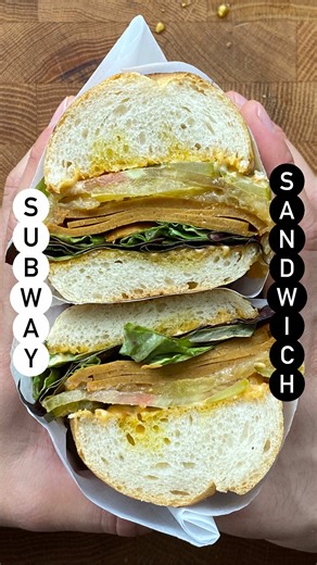 Un peu de silence ça fait du bien aussi parfois, recette en musique aujourd’hui pour cet épisode 26/31 d’ENTRE DEUX TRANCHES La recette détaillée au format PDF est accessible via ce lien : https://drive.google.com/file/d/1xfV4ikyOydJqYvzLsx-SCzVHAkJWCEMW/view?usp=sharing La recette du seitan façon charcute vient du boss @Thee Burger Dude dont j’avais d’ailleurs déjà partagé la recette sur mon compte. On approche de la fin du projet et on se donne RDV demain pour une recette de pain hot dog NRV #