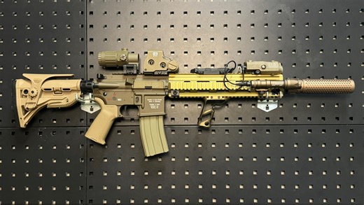 【沙色HK416+LDT金属机匣+速凌无刷电机钢切齿秒30+金属火控波箱+金属12寸军规鱼骨+金属HHS组合瞄】+金属镭射手电+PEQ电池盒+金属消音