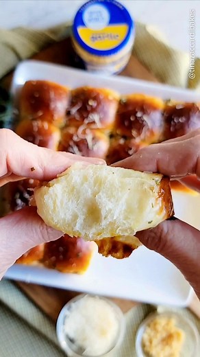 Garlic Parm Dinner Rolls from @tinazaccardibakes. Tip: the windowpane test is when you can stretch the dough so thin that you can almost see through it without the dough tearing. This means that you have strengthened the gluten network in your dough. Enjoy! #garlicrolls #garlicrollslove #garlicroll #garlic #garlic #garlicparmesan #garlicbutt #garlicbutter