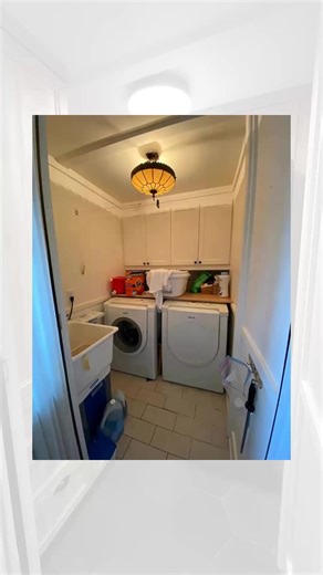 🚨 ATTENDS DE VOIR ÇA 😍 Cette salle de lavage est passée de utilisable à WOW en un seul projet 👏 On a superposé la laveuse/sécheuse pour libérer un max d’espace… et ça nous a permis d’ajouter des armoires un comptoir en L 🙌 ✨ Plus de rangement ✨ Plus de comptoir ✨ Zéro perte d’espace Honnêtement… qui aimerait une salle de lavage comme ça à la maison ? 🙋‍♀️ #reno #salledelavage #designerdinterieur #optimisation