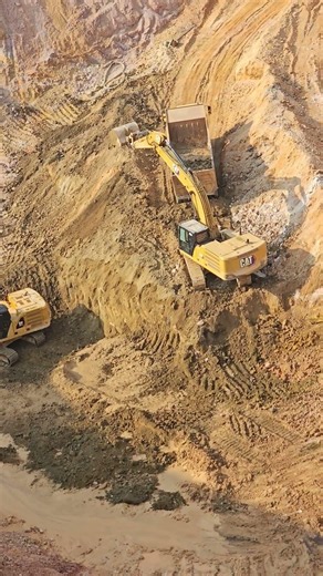 Amazing New Caterpillar Loading Trucks #shorts