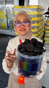 Darlings.. siapa kata dalam SD semua mahal? 🥹 Ada murah darlings.. 😁Bucket Cookies sekali set susu. Pure butter. Dessert tanpa choc couverture, memang Auntie Ja boleh jual murah. Tapi.. dessert yg melibatkan choc corverture, harga akan mahal. Lagi2 sekarang, 80% SD menggunakan choc dari Swiss. Lebih mahal choc dari Belgium. 🙇🏻‍♀️ | Suka Dessert