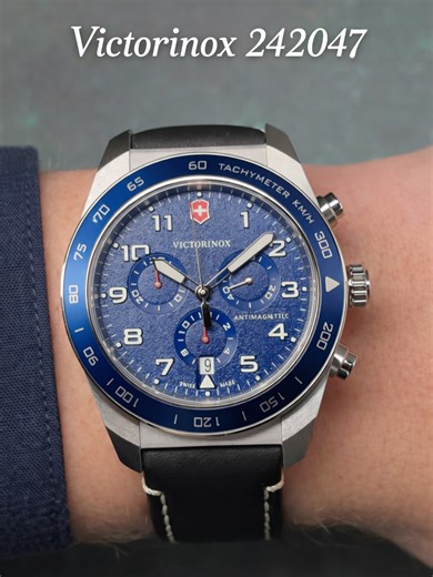 Ten zegarek przetrwa wszystko, co Ty przetrwasz 💪 Swiss Made, szafirowe szkło, 100 m wodoszczelności, obrotowy bezel i ta ikoniczna czerwono-czarna luneta… Victorinox Maverick – nie tylko pokazuje czas, ale i klasę 🔥 #Victorinox #Maverick #SwissWatch #ZegarekNaLata