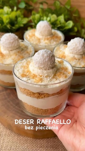 153K views · 883 reactions | Deser raffaello bez pieczenia  Dosłownie rozpływa się w ustachPRZEPIS⬇️. Składniki: 400ml śmietanki 30%, 250g mascarpone, 150g białej czekolady, 50g wiórków kokosowych, 100g ciastek maślanych (można dodać do śmietany 2 łyżki cukru pudru jeśli ktoś lubi słodsze desery).#raffaello #deser #deserraffaello #kokos #praliny #coconut #deserkokosowy #kokosowelove #słodkości | kuchenne_mecyje | Facebook