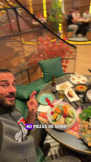 Hoy he venido a descubrir Sushi Tokio 🍣 en el Centro Comercial H2O de Rivas Vaciamadrid y me ha encantado el concepto. Es un buffet a la carta, con menús desde 16,80 €, donde pides todo cómodamente desde la mesa a través de una tablet 📱✨. Tienen más de 100 platos diferentes para elegir, desde sushi y nigiris hasta gyozas, tempuras y platos calientes, así que puedes probar un poco de todo sin límites 🍱🥢 Perfecto para venir con amigos y darte un buen homenaje japonés 😌🍣. #foddie #restaurante