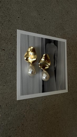@studio.bride on Instagram: "Pearls are iconically bridal but not all offer the same vibe— if you’re seeking pearl jewelry that feels forward and fresh for your wedding, here’s what to look for: • start with the shape— it’s likely your grandma had classic rounds in her jewelry box. Instead, opt for a teardrop form. It’s contemporary, sleek and the elongated silhouette is incredibly elegant. • think about the accents— if you don’t go full pearl on pearl, the other elements play into the look. Loo