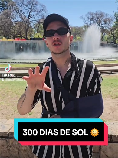 ☀️🌳 Mendoza florece en medio del desierto 🌳☀️ Nuestra provincia, con su clima árido y más de 300 días de sol al año, depende del verde para respirar. Las plazas y los espacios naturales no son solo lugares para descansar: son el pulmón de la ciudad, el punto de encuentro y el reflejo del esfuerzo mendocino por convivir con la naturaleza. 💚 En el video te mostramos la Plaza Independencia, el corazón de Mendoza. Rodeada de arte, ferias, fuentes y vida local, es la más importante de la provincia