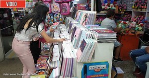 Cuadernos a 2.800 pesos : una papelería de Bogotá donde los útiles están casi regalados En el corazón de San Victorino está la comercializadora Mundial, que lleva décadas solucionando los problemas de bolsillo de los papás más angustiados | Las2orillas