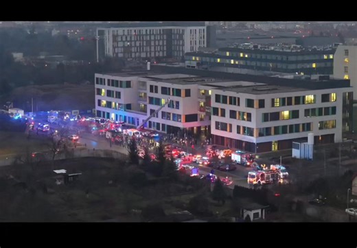 Jak wyglądałaby ostatnia scena z filmu Kevin Sam w Domu gdyby kręcona była przez 112 Polkowice oraz OSP GRS Strażacy Wspólnie przeciw Białaczce ? 🚨 Choć użyliśmy tej samej muzyki to tu bohaterów filmowych zastąpili realni. Często tak mali, że ciężko uwierzyć, że muszą tak cierpieć 🥹 Towarzyszyli im Ci, którzy nie wyobrażają sobie Świąt Bożego Narodzenia bez wcześniejszego ich odwiedzenia 🎁🎅🎄 Taka jest magia Świąt, której nie kupisz w sklepie i nie da Ci jej żaden serial i film. To jest życi