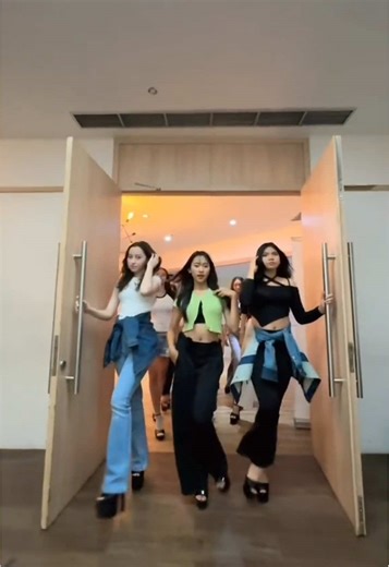 sorry our models always have to look on point😗💁🏼‍♀️ #famousmodels #modellingschoolsurabaya