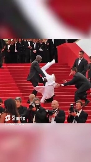 Singer Jason Derulo's unfortunate tumble down the stairs at the prestigious Met Gala. #metgala #metgala2023 #jasondeluro #celebrity #celebritynews #celebritybuda #CelebrityScoop