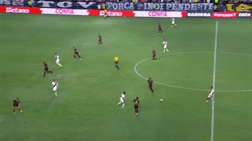 Montagens Vasco on Instagram: "🔊 “Eu vejo o tropeção, mas não tem imagem que mostre o calço.” (árbitro de vídeo) Essa frase deixa tudo muito claro. O problema não é a tecnologia, é o sistema. Como alguém com acesso a todos os ângulos, com o lance sendo exibido de forma clara e com toque evidente no pé do jogador do Colômbia, simplesmente não chama o árbitro para revisão? Isso não é erro humano. Isso é má fé. Está escancarado que o árbitro de vídeo quis prejudicar o Vasco. Antes que comece a cho