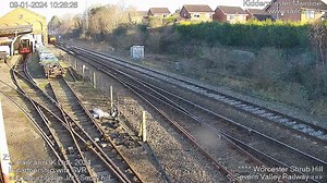 Another outing for Team RailAdventure as today's lash up of #HST power cars 43468 & 43480 and #Class20 20142 'Sir John Betjeman' & 20007 sandwich Meridian Generic Rail Limited barrier vehicles '0096-605-1 Ernest' & 0096-603-6 'Oliver'. ℹ️ 6Z76 Kidderminster SVR to Walton Old Junction 🎦 #Kidderminster Severn Valley Railway 📅 09/01/23 | Railcam