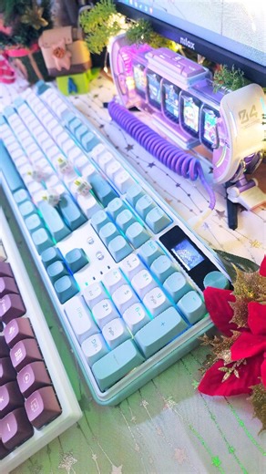 🌸•☆°⚔𝕃𝕖𝕘𝕖𝕟𝕕💚𝕠𝕗💚ℤ𝕖𝕝𝕕𝕒⚔°☆•🌸 𝓔𝓵𝓮𝓷𝓪💎𝓜𝓾𝓼𝓲𝓬𝓲𝓪𝓷🎷 on Instagram: "PUBLI 🇬🇧Good morning, gamers!!! A few days ago, I showed you the Christmas keyboard from @redragon_usa, but they actually sent me two!!! And the second keyboard couldn't be more beautiful in its aqua green color and sound 🍃🎄🥹 It also has a built-in screen that displays information about the keyboard, connection mode, lighting effects, battery level, typing status, and even a GIF to make it more fun!! I'm