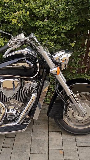 Mamy dla Was kolejną perełkę – Honda VTX 1800 z 2003 roku! 🔥 Motocykl w świetnym stanie, idealny dla fanów mocnych cruiserów. Poniżej najważniejsze informacje: ✔️ Bezwypadkowy egzemplarz ✔️ Udokumentowany przebieg: 6 400 mil ✔️ Nowe opony – jeszcze ciepłe! (Fabryczne zachowane do wglądu, gdyby ktoś chciał ocenić po nich przebieg) ✔️ Wydech Cobra – piękny, głęboki dźwięk ✔️ Duże, wygodne oparcie pasażera ✔️ Szybę przednią możemy zamontować na życzenie Masz pytania? Pisz śmiało! 🏍️✨ Zapraszamy d
