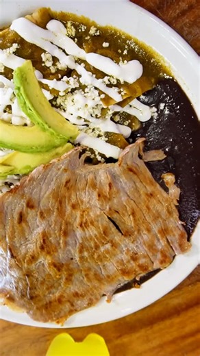 Chilaquiles con cecina en #Villahermosa. Los puedes desayunar en #corazónhuasteco #tabasco #enchiladas #dondeir | Corazón Huasteco
