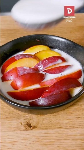 La douceur gourmande du jour : un clafoutis aux nectarines et pistaches !