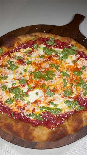 Homemade pizza time😬👍 Baked for 8min on a baking steel pro preheated to 550F. Baking Steel website is linked in my profile and my discount code “PIZZOFART” gets 10% off🍕❤️‍🔥 Try my easy same day dough recipe, it’s pinned as my top post! Tag me in your pizza pics to be featured in my stories📸🍕 | pizzofart