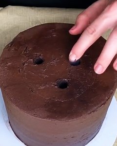 The secret to two-tier cakes: strong supports & seamless icing | Chocolates Lovers