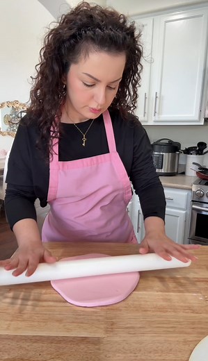 Finally checked this design off my checklist for my birthday cakes (giant macaron cake ) I chose dubai chocolate flavor for my cake this year and let me tell you, it went viral for a reaaon 🤤its soo good.Enjoy watching ..#maryamalnasiri #decemberqueen #birthdaycake #giantmacaroncake | Maryam Alnasiri