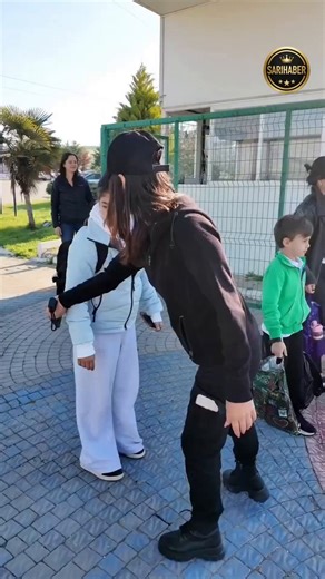 🔸Okullarda yeni alınan güvenlik önlemleri belli oldu: — Öğrencilerin okula yalnızca okul kıyafetiyle gelmesi zorunlu hale getirildi.— Okul saatleri içerisinde öğretmen, öğrenci ve görevli personel dışında hiç kimse okul binasına alınmayacak.— Veliler yalnızca randevu sistemi üzerinden ve kimlik ibraz ederek okula giriş yapabilecek.— Veliler, öğrencilerin eşyalarını sınıfa bırakmak yerine güvenlik noktasına teslim edecek.— Veliler, zil çaldıktan sonra belirlenen bekleme alanında öğrencilerini al