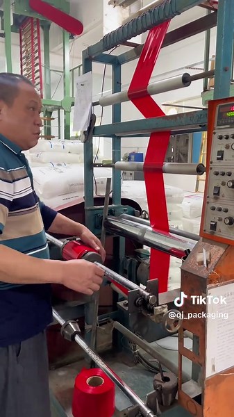 作業員たちは、加工用の包装袋の半製品の材料を準備するのに忙しくしています。 当社の包装袋生産ラインがどのように生産されているかをご覧ください。 #hdpe #ldpe #pe #biodegradable #degradable #plastiksablonmurah #packagingsupplies #packagingproducts #producer #tech #plastikziplock #packagingsupplies #manufacturing #custombag