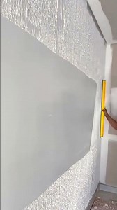 Smoothing newly plastered walls using the right finishing tool