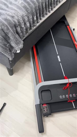 Kehot Laufband – Leises, faltbares Laufband für effektives Training zu Hause Mit dem Kehot Laufband bringst du dein Fitnessstudio direkt nach Hause. Der leistungsstarke und extra leise Motor ermöglicht Walking, Jogging und Lauftraining mit Geschwindigkeiten bis zu 12 km/h – perfekt für Wohnung oder Büro. Die stoßdämpfende Lauffläche schont Knie und Gelenke, während das kompakte, faltbare Design ideal für kleine Räume ist. Auf dem LED-Display behältst du Zeit, Distanz, Geschwindigkeit und Kalorie