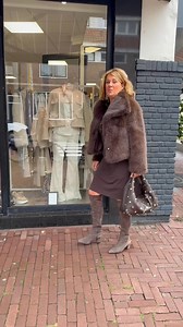 167K views · 794 reactions | ‍♀️ Nieuw model jurkje uit de travel collectie van Triple Nine in de trendkleur Bruin. Ook verkrijgbaar in lang model met gouden rits. Het jurk is ook verkrijgbaar in de kleuren; Kit, Bordeaux en zwart. -Jurkje Brenda Triple Nine kort model 79.95 t/m xxl -Faux fur jasje Lua 69,95 #tijdloos#newarrivals#trendy#winterkleuren#shoponline #pienenlien#purmerend | Pien En Lien Damesmode | Facebook