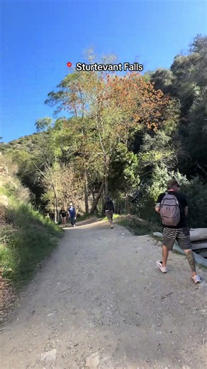 Se você está procurando uma trilha com cachoeira perto de Los Angeles, precisa conhecer a Sturtevant Falls, nas montanhas de San Gabriel. A trilha começa em Chantry Flat e tem cerca de 5,5 km no total, ida e volta. A caminhada até a cachoeira é quase toda descendo, o que parece fácil… mas lembra: na volta você vai subir tudo! No caminho você passa por um riacho lindo, muita sombra e algumas cabanas históricas. Dica: chegue cedo porque o estacionamento lota rápido, use um tênis com boa aderência 