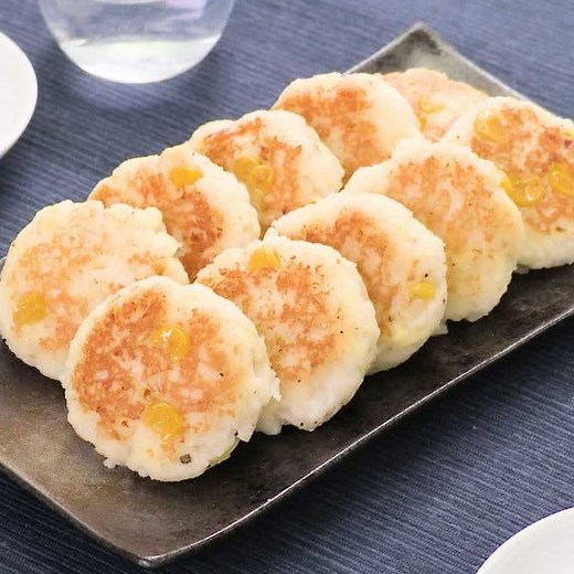ふんわりもっちり！ 玉ねぎとチーズのはんぺん焼きのレシピ動画・作り方 | デリッシュキッチン